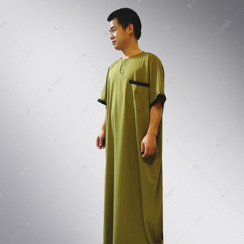 Арабские ближневосточные мужчины с короткими платья с длинными -мусульмански