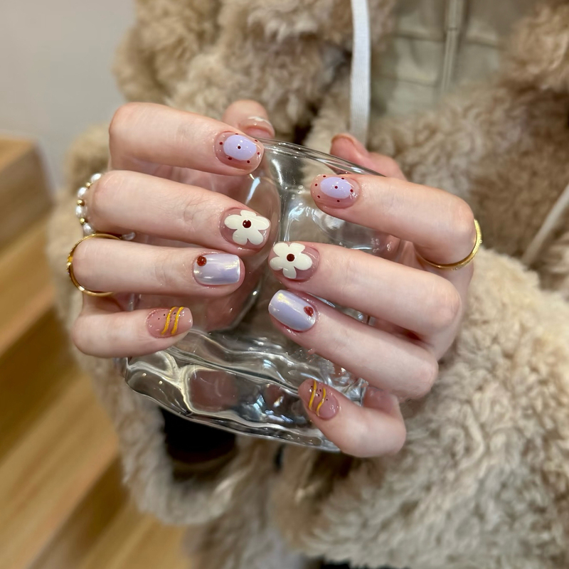 Taro Purple Manicure, Gentle and Brightening, Milky White Flowers, Cute Student Short Style Press-On Nails, Fake Nail Patches