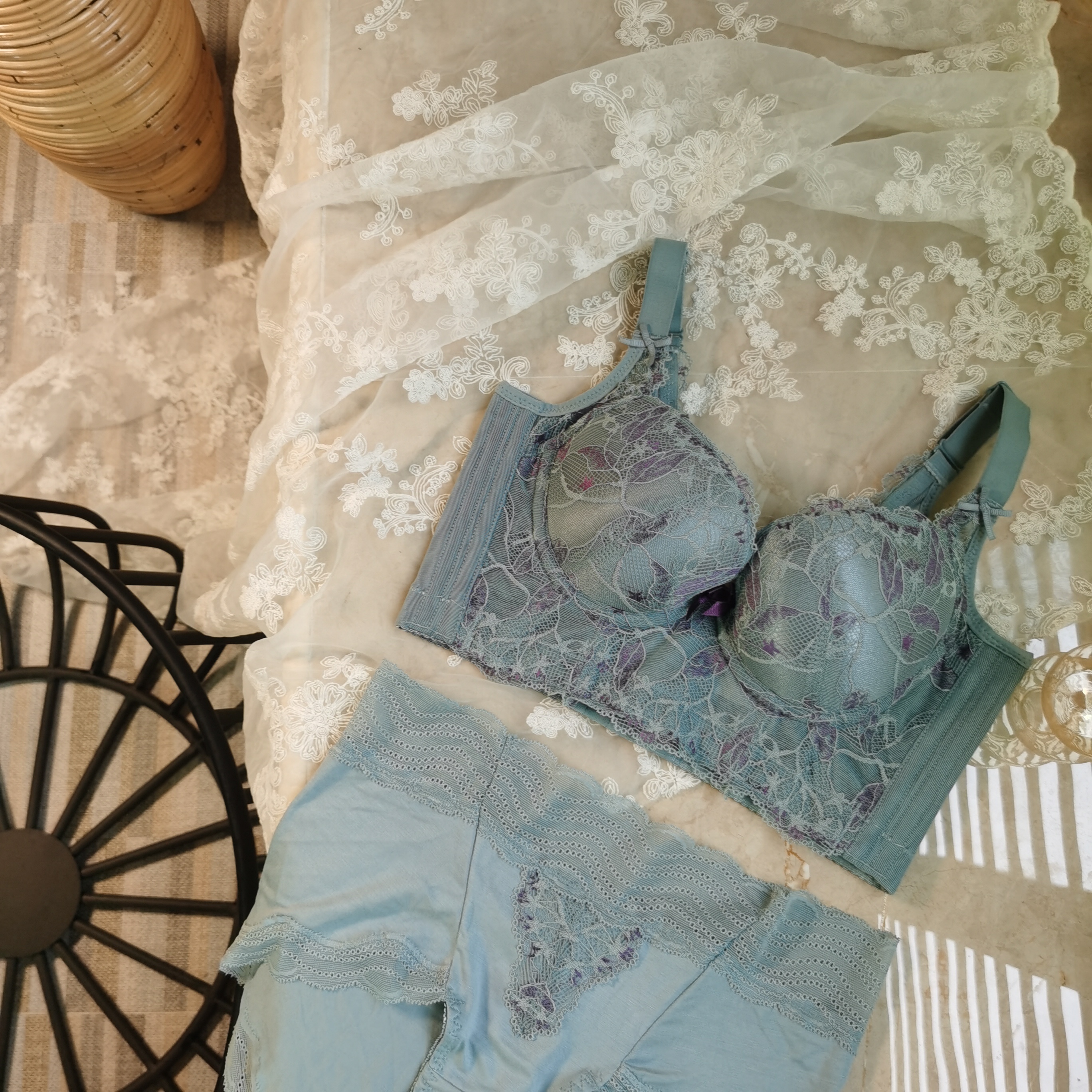 Beauty salon adjusted underwear with a small bra of a woman with a small bra on a lady to protect against anti-dropping outer expansion bra