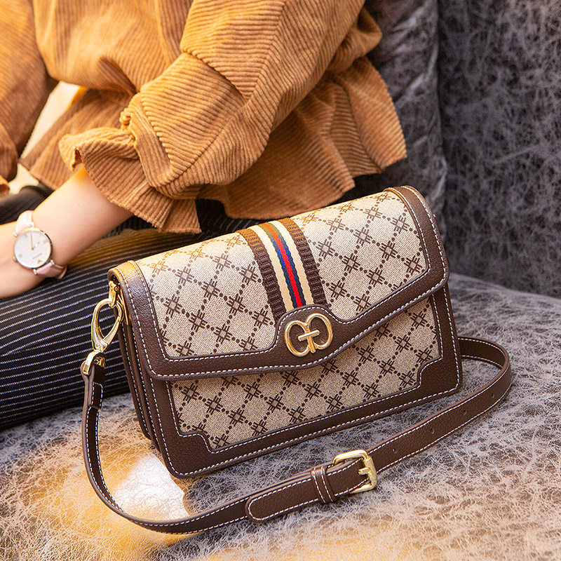 Hong Kong 2022 new French crowdsourcing Brand Package Women's bag Autumn Winter Pouch Fashion Slanted Satchel small square bag woman