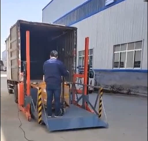 Manufacturers direct sales truck container loading and unloading hydraulic lifting platform mobile electric boarding lift platform