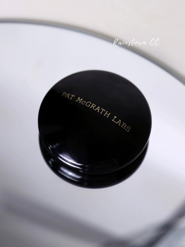 Фиксированная лапша макияжа Пэт МакГрат слегка яркая и естественно изменяла порошок для длительного макияжа