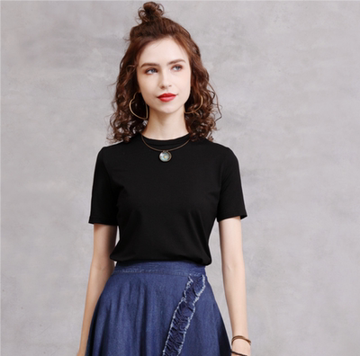 The 2025 summer new simple and versatile fashionable short-sleeved T-shirt is slimming and form-fitting. Pair it with a base layer top for women