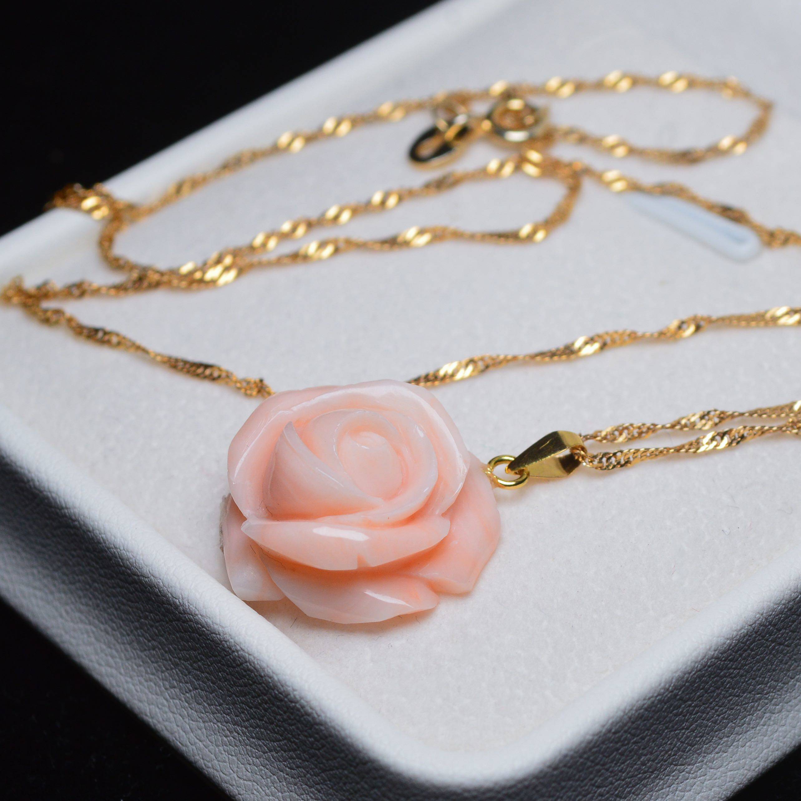 Huahua high-end jewelry Pink carved rose pendant