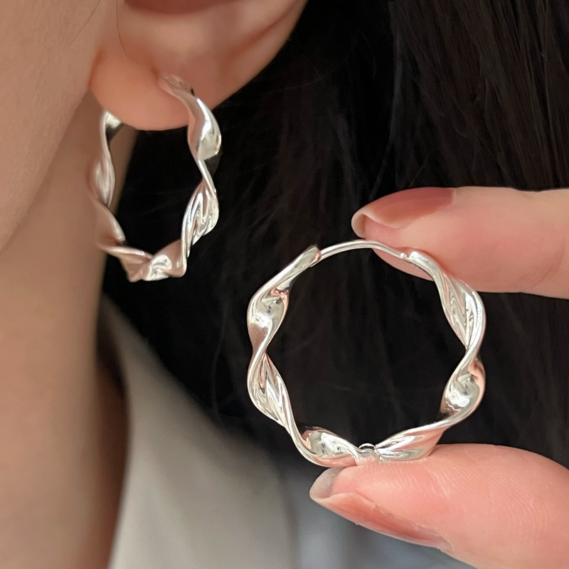 Dimple-Shaped S925 Sterling Silver Mobius Earrings for Women, Niche Design, Light Luxury, High-End Feel, Simple Ear Cuffs