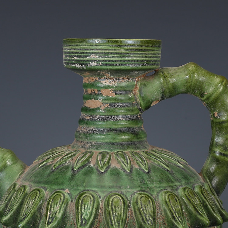 如何辨别唐代唐三彩绿釉执壶真伪？