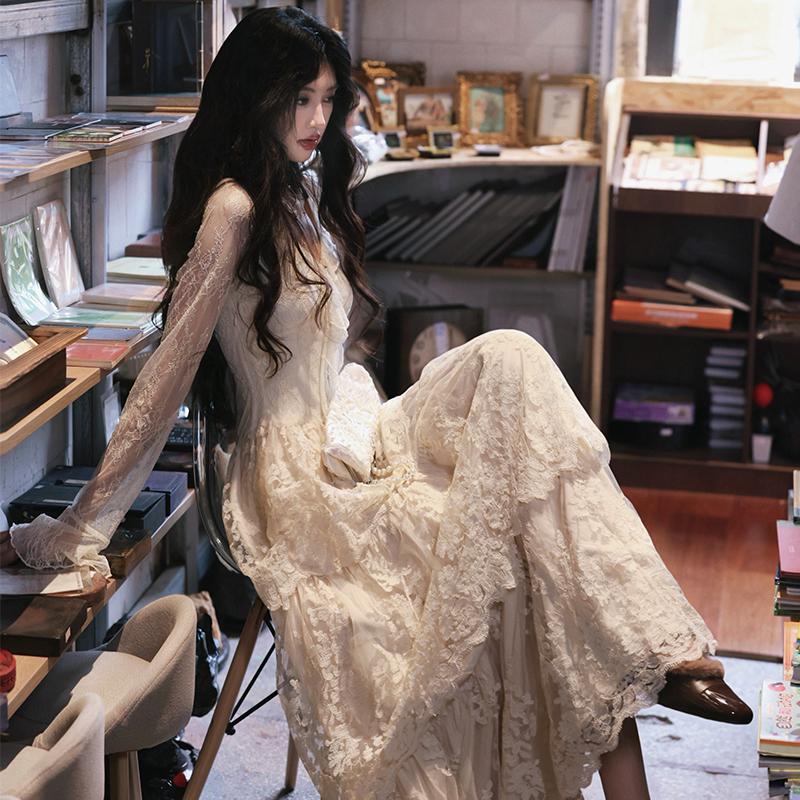 アズールフレンチレトロライトウェディングドレス三層タワーレースケーキスカート重工業蓮の葉Vネックロングスカート気質大きいスカート