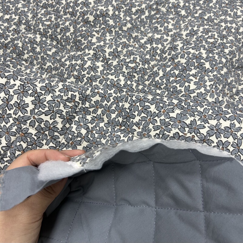 Autumn and Winter Double-Sided Quilted Cotton Fabric with Small Floral Patterns, Suitable for Making Jackets, Vests, Padded Jackets, and Warm Pants Autumn and Winter Double-Sided Quilted Cotton Fabric with Small Floral Patterns, Suitable for Making Jackets, Vests, Padded Jackets, and Warm Pants
