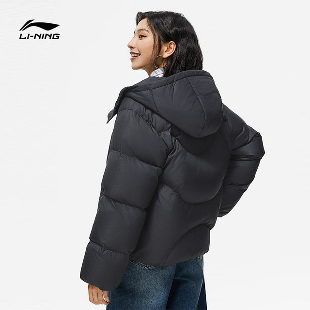 Li Ning down jacket ລະດູຫນາວໃຫມ່ຂອງແມ່ຍິງເປັດສັ້ນລົງ hooded ອົບອຸ່ນເຂົ້າຈີ່ສີຂາວອົບອຸ່ນໃສ່ເສື້ອກິລາເທິງ