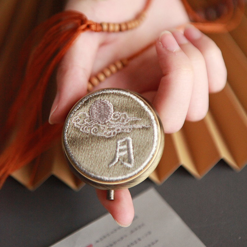 (Month) Solid balm neutral fragrance for men and women Portable balm pepper frankincense Niche fragrance Xueyuehua series