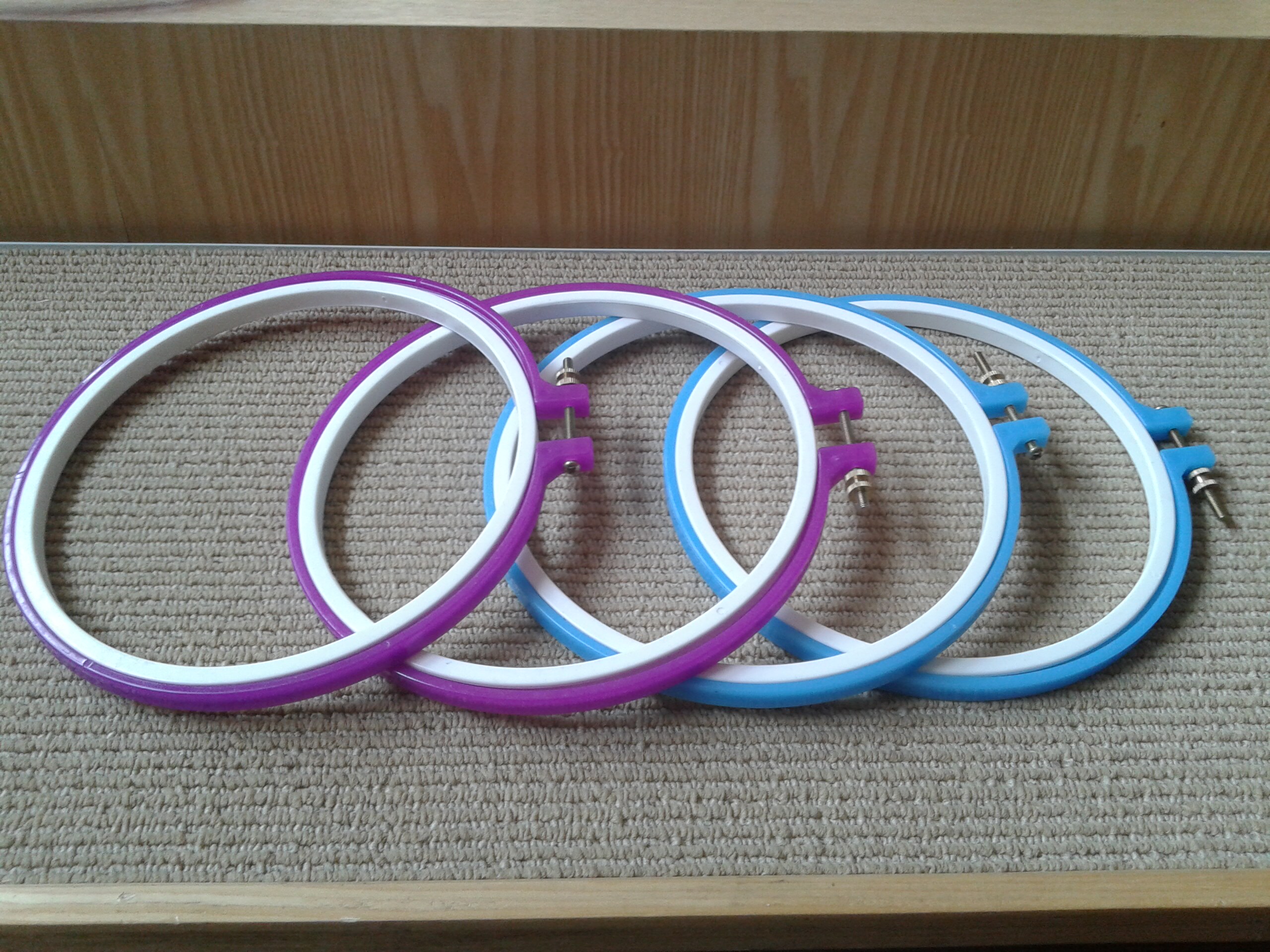 Cross embroidered embroidery tool embroidery shed embroidered plastic embroidered cloth embroidered with adjustable tightness hand-holding embroidery frame