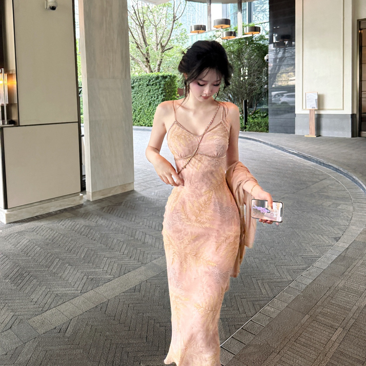 Zhang Mihuang Is so Beautiful That She Makes You Cry, with Skin as Smooth as Cream, White and Tender, Gentle and Pure, with a Heavy Craftsmanship, Slim-Fit, Cross-Cut, Spaghetti Strap Dress