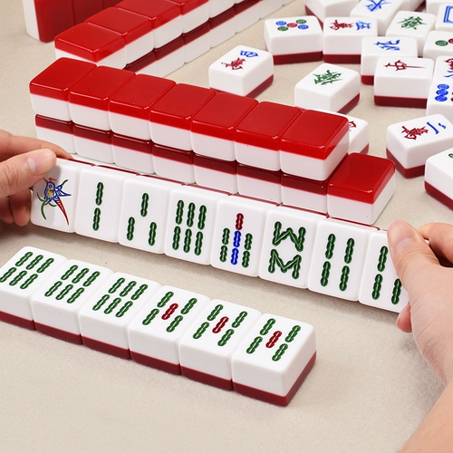 御圣 Mahjong Brand потирает среднюю 38 -мм высокую руку, играя в карту Mahjong