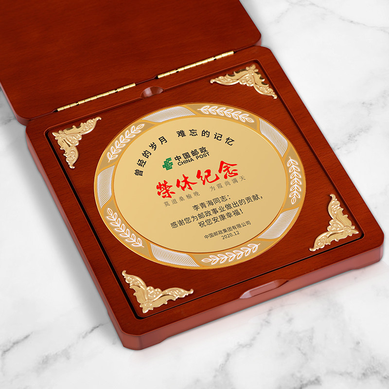 定制高档创意退休纪念品，木质荣誉牌匾，送给领导客户的最佳选择🌟-创意摆件-淘宝百科网