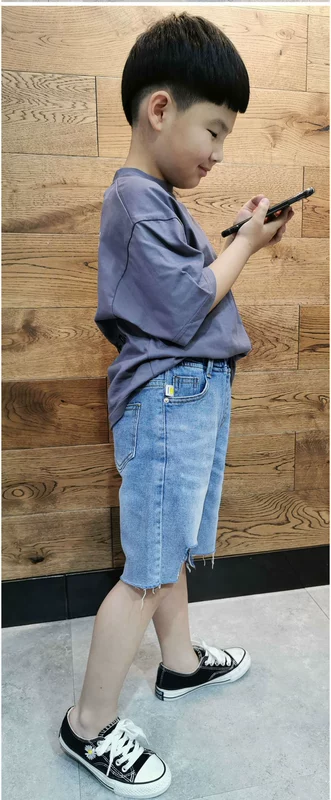 Quần short ống rộng denim bé trai 2020 mùa hè mới phong cách hàn quốc bé năm điểm quần bảy điểm trẻ em hợp thời trang - Quần jean