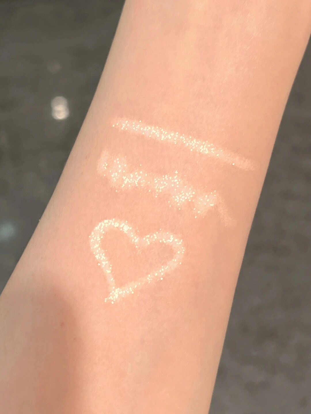 Лежа шелкопряда 香槟奶白色无辜妈生感 too cool for school涂酷卧蚕笔01珠光提亮