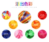 Команда Cheerleading сцены, исполняющая цветной лент ленты танцевальной цвето