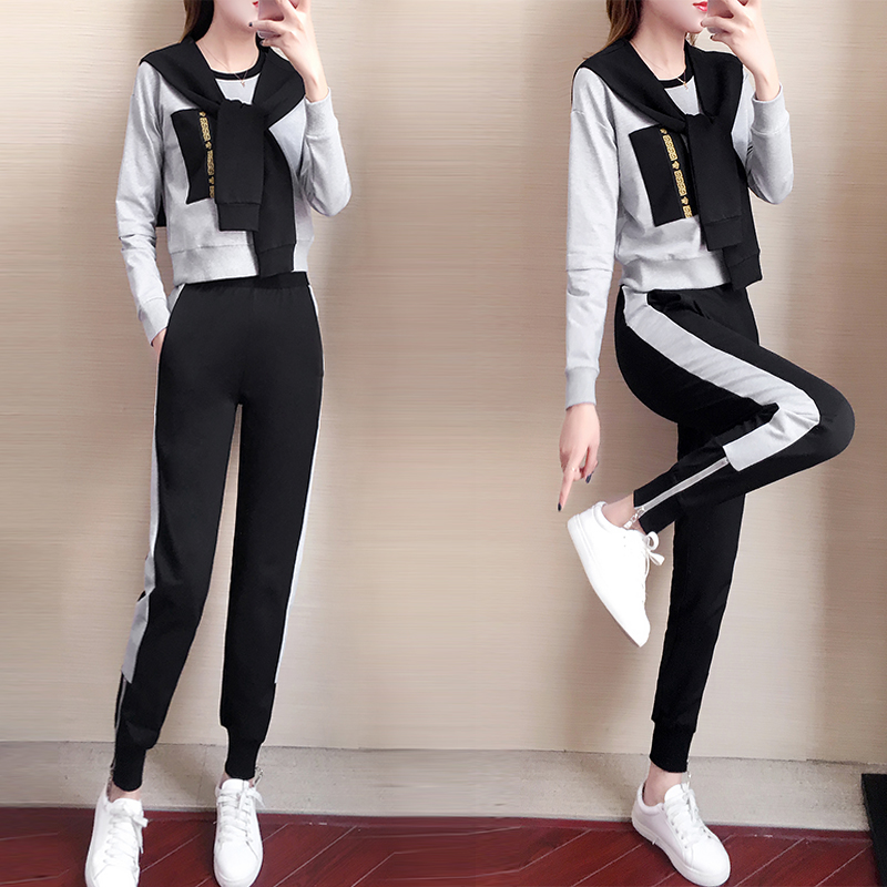 Leisure sports suit women's 2022 autumn new Korean version fashion self-cultivation age-reducing Western style short version three-piece sweater