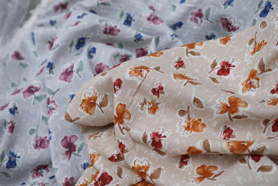 This is a 100% cotton designer fabric made of hand-woven crumpled silk with fresh and pastoral small floral patterns imported from Japan