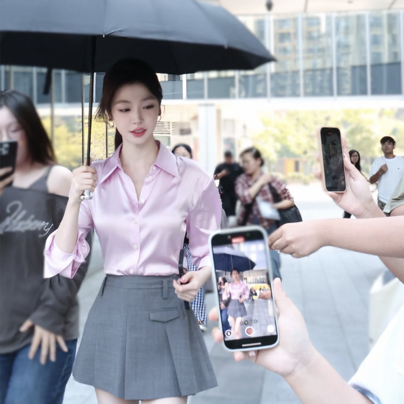 Elsa Hosk, a European and American Celebrity, Wears the Same Style as Yi Mengling, a Veteran Influencer, Featuring a Collared Satin Long-Sleeve Pink Shirt with a Draping Effect