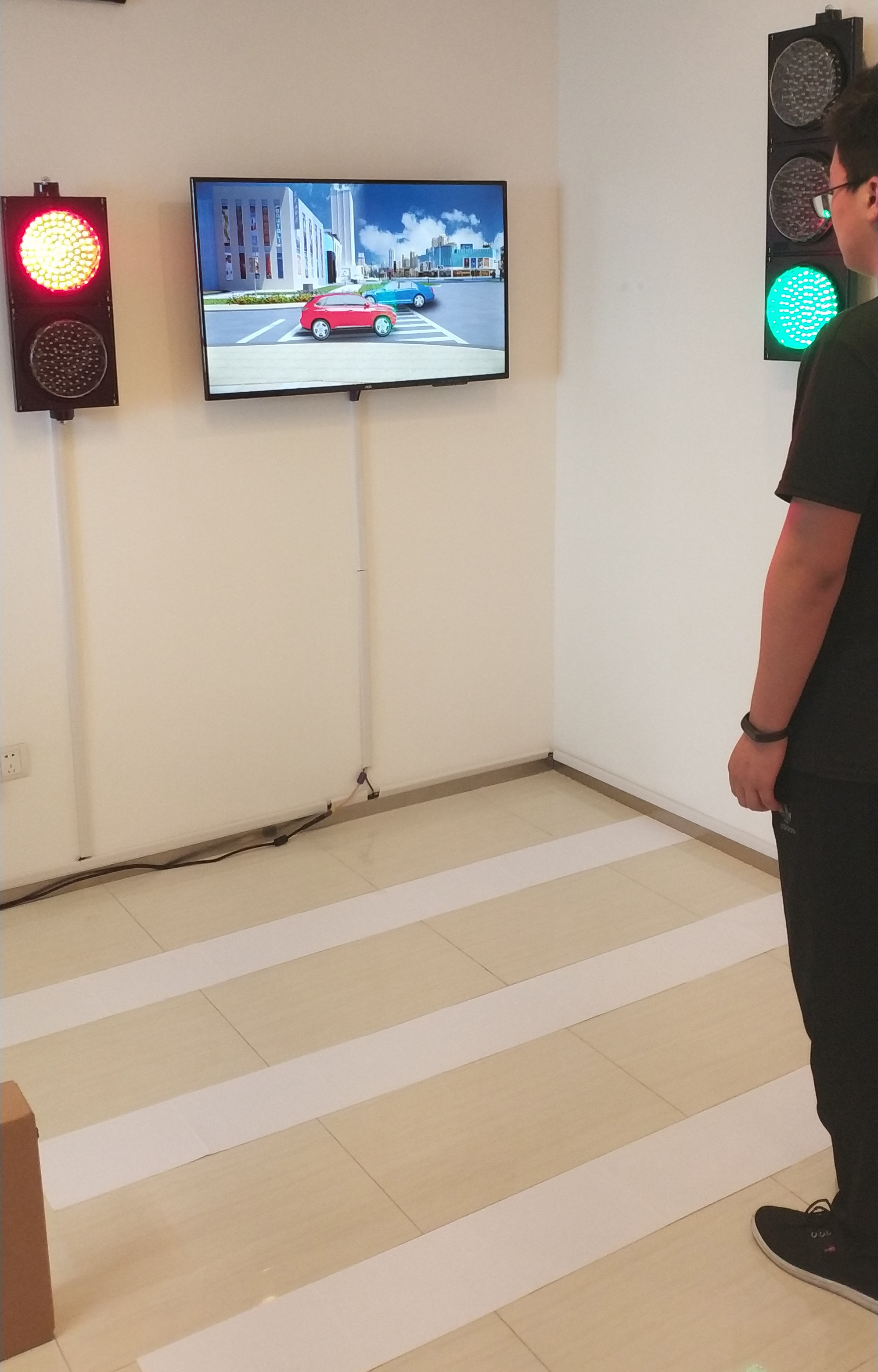 Simulation road crossing system Experience road crossing Interactive projection Computer equipment Primary school Traffic light Traffic safety