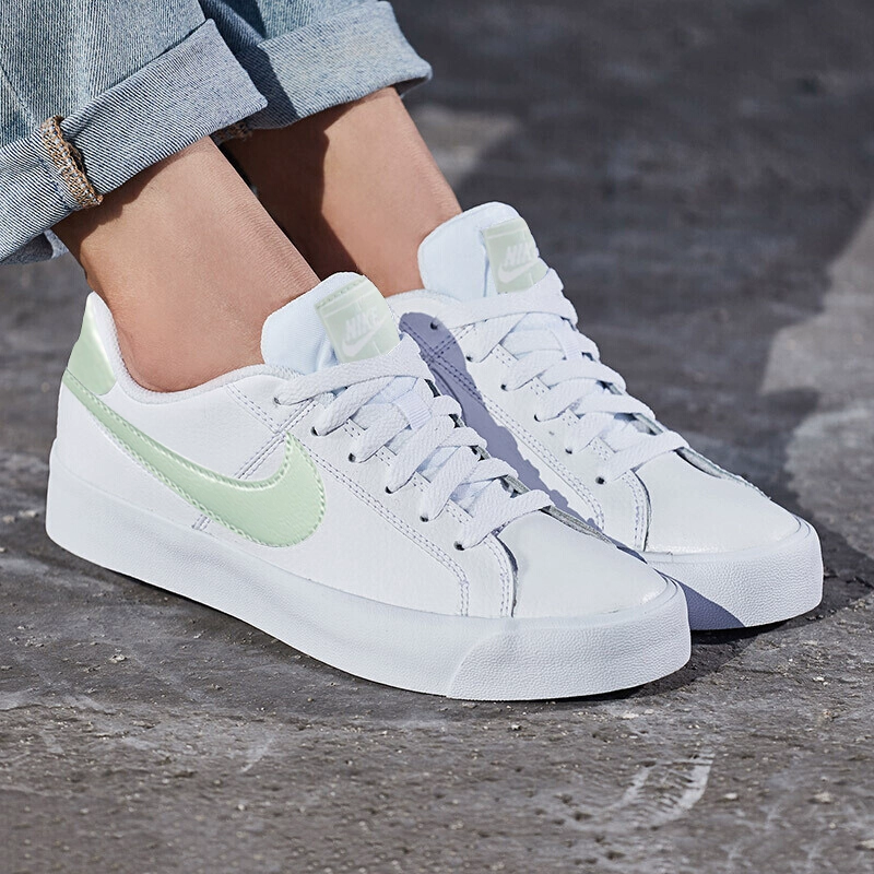 Giày thể thao nữ Nike Nike nữ 2020 mùa xuân mới giày trắng đế thấp giày thể thao đích thực AO2810-111 - Dép / giày thường