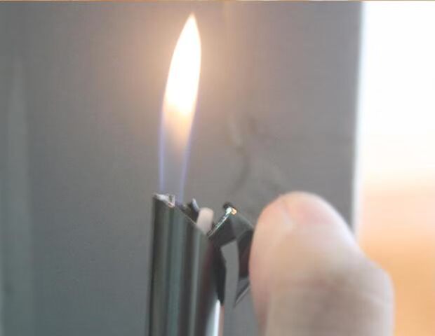 HY210 cá heo kim loại nhẹ hơn sáng tạo quảng cáo bóng mảnh thanh mảnh đàn ông và phụ nữ hút thuốc lá bật lửa zorro