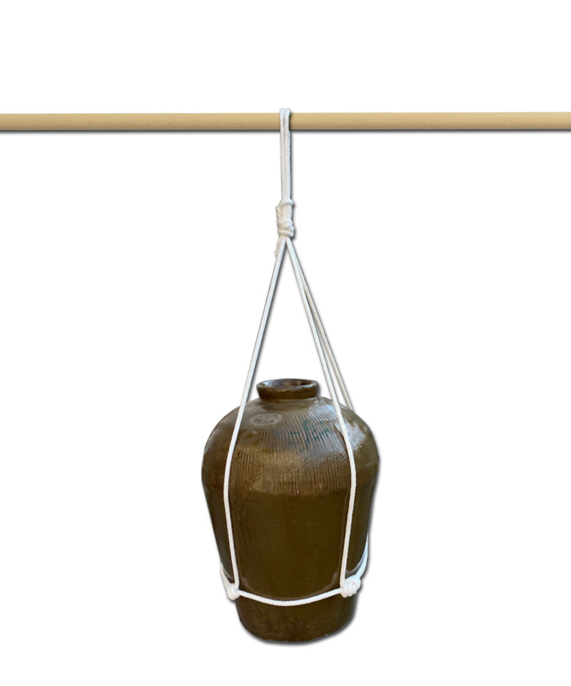 Handling alcoholic artifacts to lift the wine rope without moving the wine altar can be easily and easy