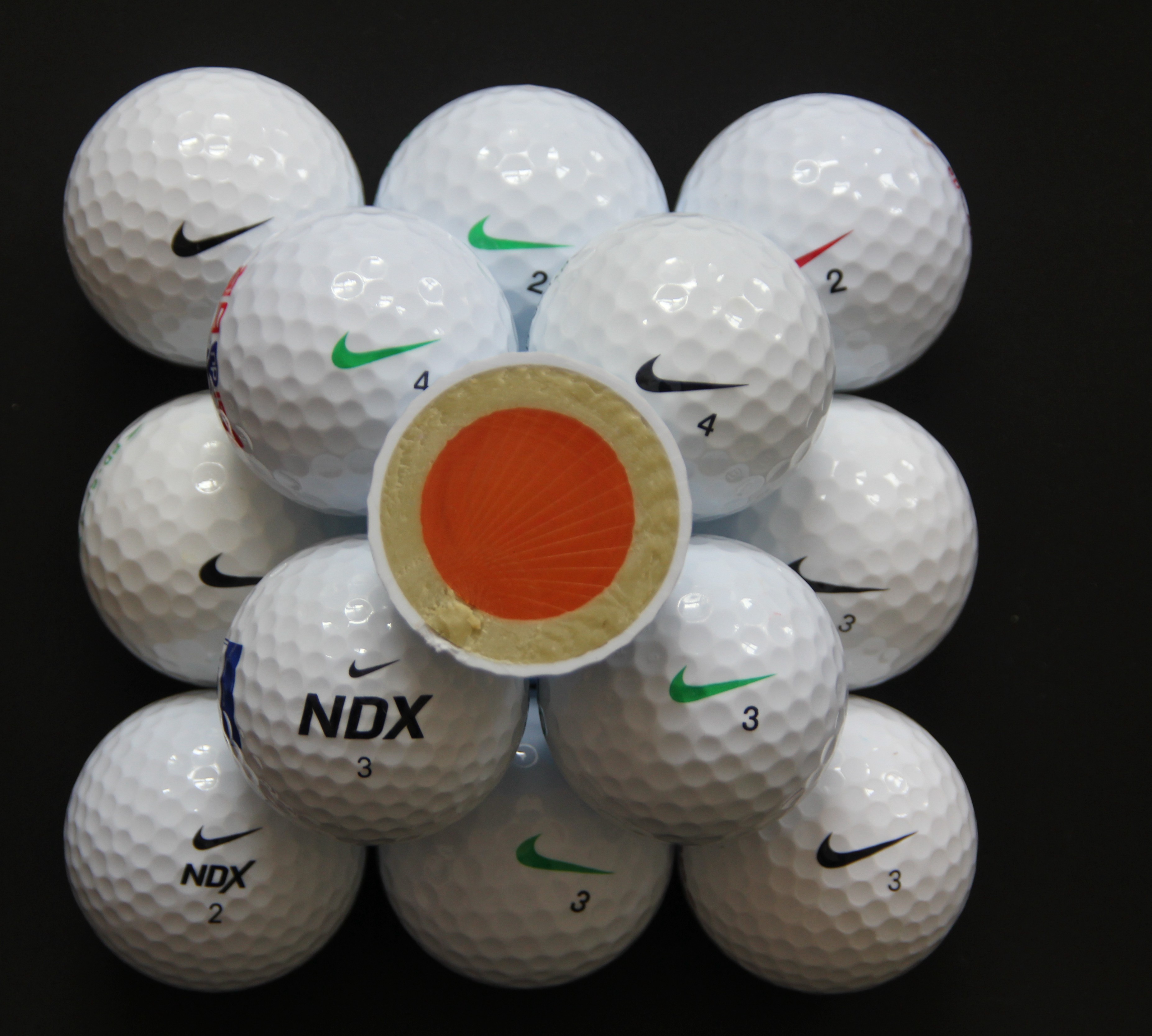 мяч умная игрушка. мячи в футболе с 1930 года. тактильные мячики. разноцветные мячики.