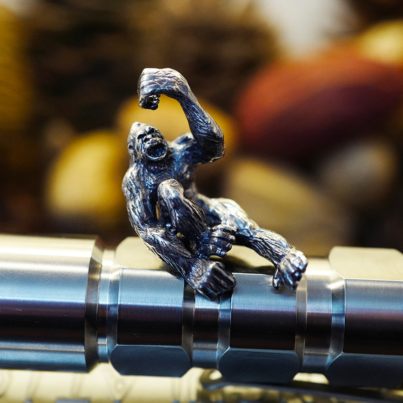 Long shirt section triangle natural killer King Kong silver plate bronze version EDC umbrella rope pendant tail rope knife pendant