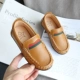 Коричневый, на 1-2 размера меньше.