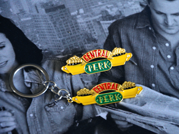 Bạn bè Percent Central Perk Alloy Drop Oil Trâm cài - Trâm cài ghim cài áo nam