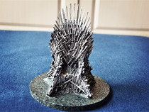 Game Perimeter Domestic Reengrave Version 16 16 * 16 * 17cm Iron Throne Resin Pendulum in the New Spot Power