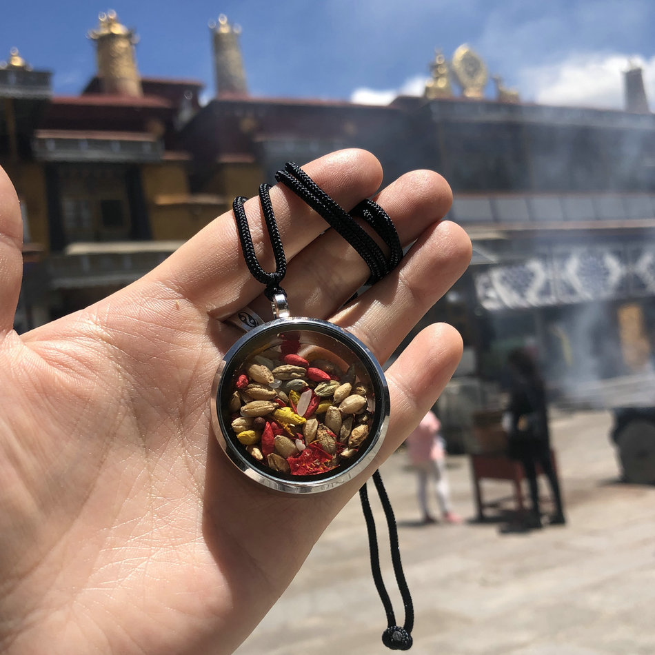 Tibetan transfer Seven Baozaki Temple Gau Pendant Necklace Car Pendant two pieces See with stock situation Random hair