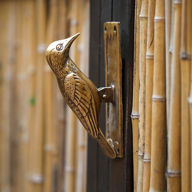 轻奢家居中的点睛之笔：全铜门把手的优雅美学