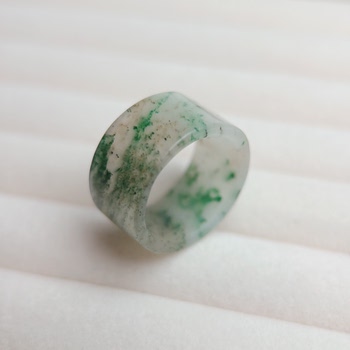 It can be said that the selected natural dushan jade old ice moisturizing wide version ring ring
