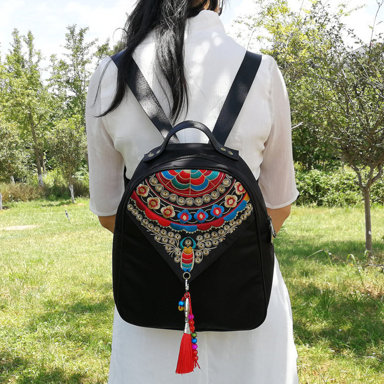 2017 Winter New Yunnan Ethnic Wind Embroidered Flower Bag Nylon Cloth Waterproof Rear Shoulder Bag Woman's Tourist Shoulder Bag bag