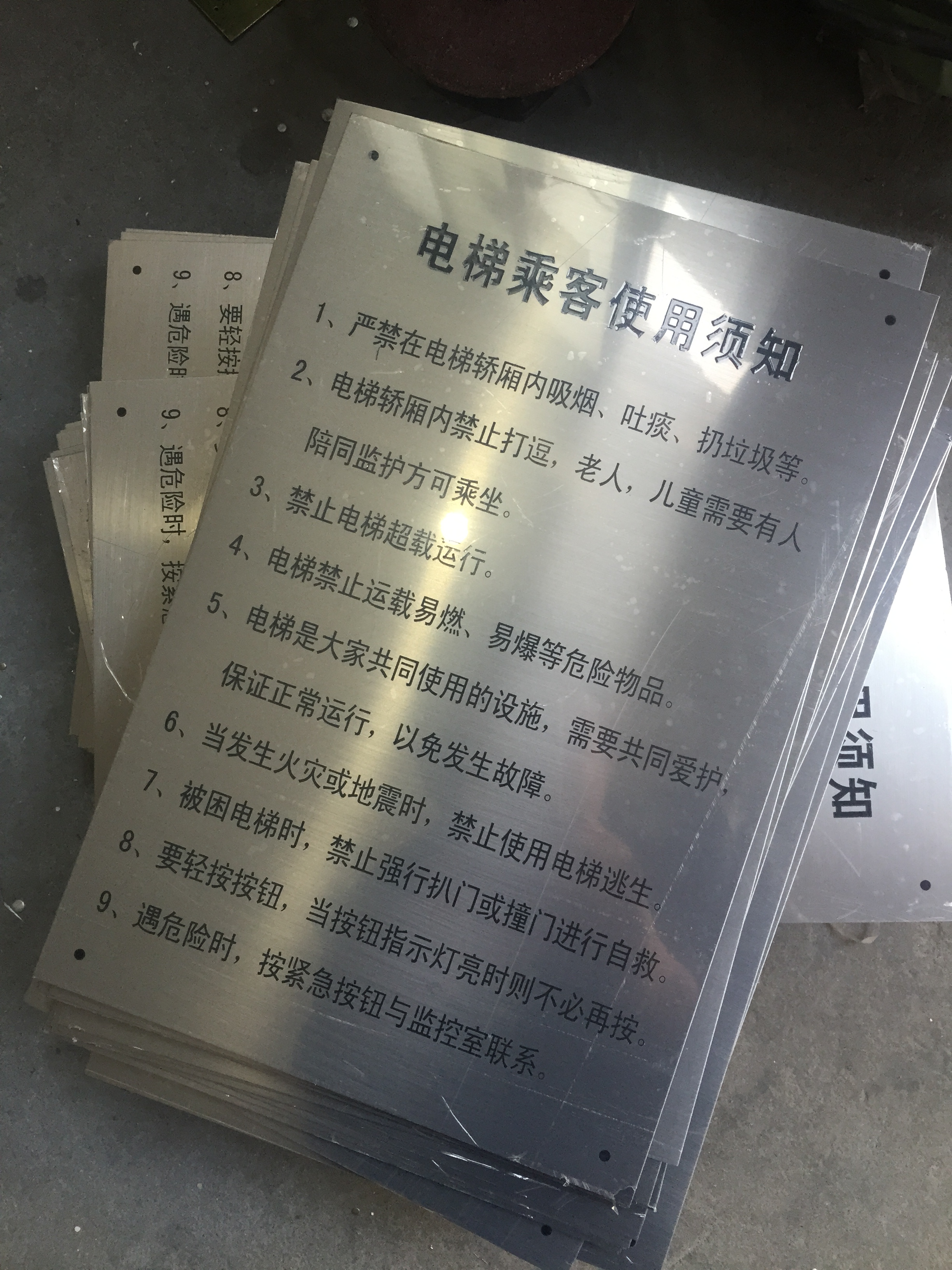 Tùy chỉnh thang máy bằng thép không gỉ Thang cuốn thông báo Thẻ thang máy Hướng dẫn an toàn Thang máy Mã thông báo Signage - Thiết bị đóng gói / Dấu hiệu & Thiết bị bảng tên kẹp áo