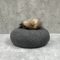 Темно-серый большой шерстяной берет из твила с шариками