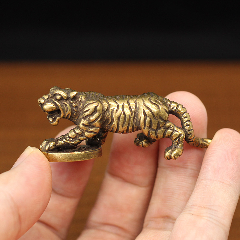 Small Pure Copper Zodiac Tiger Desktop Ornament, Solid Brass Treasure Coin Small Tiger Fierce Tiger Copperware Hand-Held Ornament