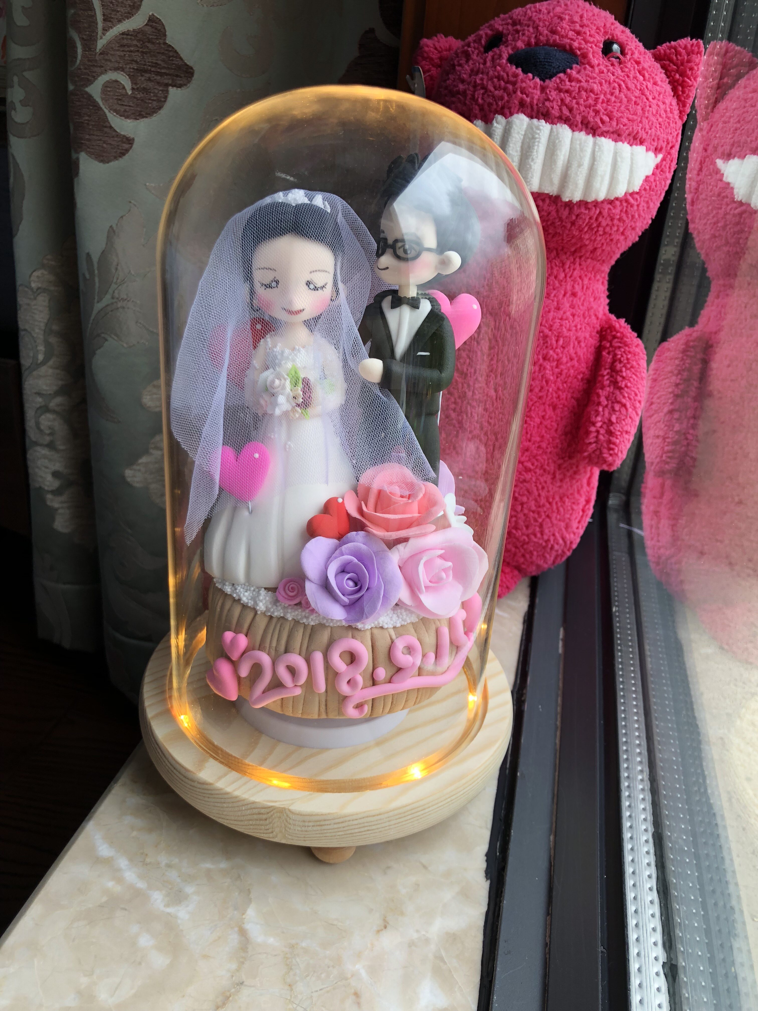 (Freckles)Ultra-light earth custom Q version cartoon idol wedding gift music box Solid wood base glass cover