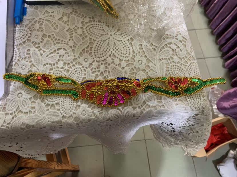 Bright sheet head decorated with bright sheet floral decorations to play out