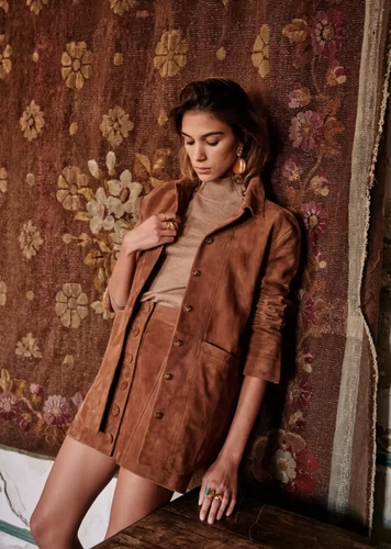 Sezane French Poicksing будет мягкая козея с длинной пальто.