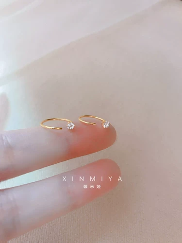 Изысканные маленькие серьги с цирконом
