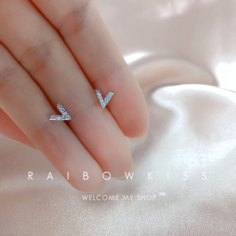 Sleep without picking simple geometric letter V ear needle S925 sterling silver diamond super flash temperament earrings ins wind student