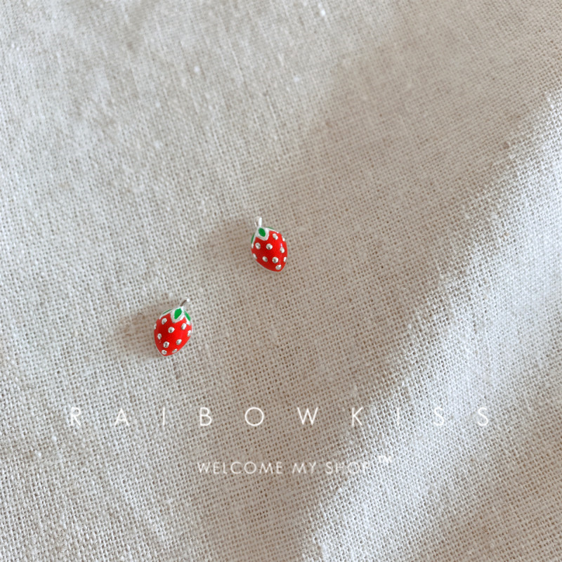 Small fresh and lovely drop of oil strawberry ear pin 925 pure silver red earrings South Korean ear decoration student anti-allergy woman