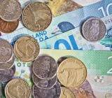 周一晚间，外媒传周一，中美贸易利好消息等众多因素的影响，油价大涨，脱离1年多以来的低位。美原油周一收盘涨幅近4%，布伦特原油收涨近3%。原油上涨受多重因素的影响，上周末中国...沙特和俄罗斯关于减产的消息，油价冲高回落。随后，伊朗官员表示，可能还会有更多小国家退出欧佩克，油价回吐日内部分涨幅。据外媒报道，俄罗斯称其...