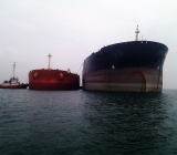 一艘悬挂巴拿马国旗的小型油轮于13日从阿拉伯联合酋长国出发，驶入霍尔木兹海峡...