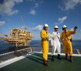 在经历11月的大跌后，油价在12月首个交易日大涨。沙特和俄罗斯延长限产协议、加拿大实施产量限制抵消了卡塔尔退出OPEC带来的负面影响...