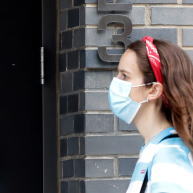 美国标普500指数周四收跌0.38%，因担忧企业季报、数据、刺激方案和大选；